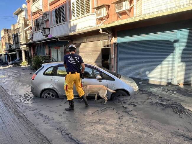 高市特搜隊馳援花蓮光復鄉救災  救出3人1犬 | 華視新聞