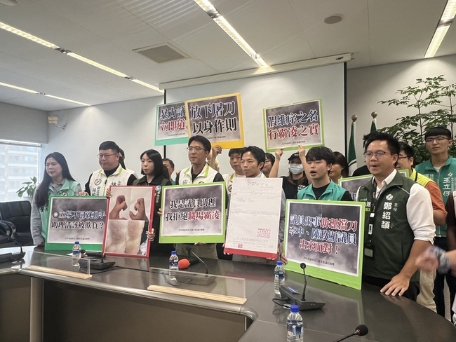 中市綠議員助理遭推擠要求道歉　藍籲遵循議場規定 | 華視新聞