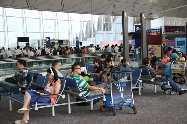 香港下月起豁免機場部分中轉旅客離境稅 | 華視新聞