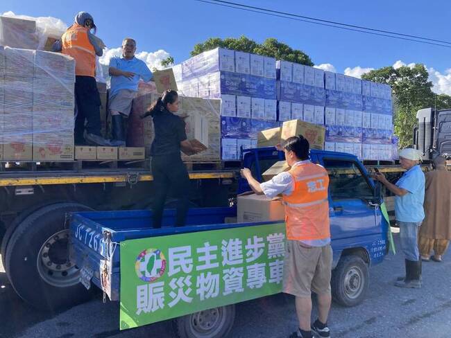 民進黨物資已送進光復鄉 27日組志工團助清理家園 | 華視新聞