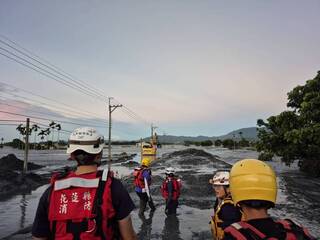 挺進2公尺深淤泥搜尋失聯者　救援24小時不間斷