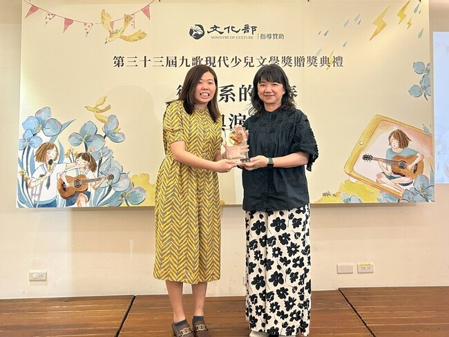 巫佳蓮書寫「青春遊樂園」 獲九歌少兒文學獎首獎 | 華視新聞