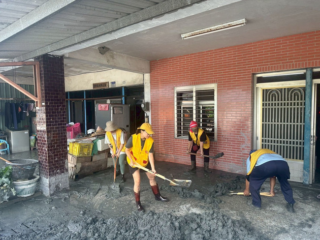 花蓮馬太鞍溪堰塞湖釀災　民團調度機具協助清掃 | 華視新聞