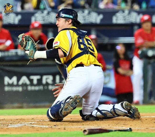 兄弟主戰捕手高宇杰手指縫4針　教頭盼盡快回歸 | 華視新聞