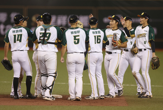 吳念庭2安2打點助雄鷹擊退桃猿　林詩翔奪救援王 | 華視新聞