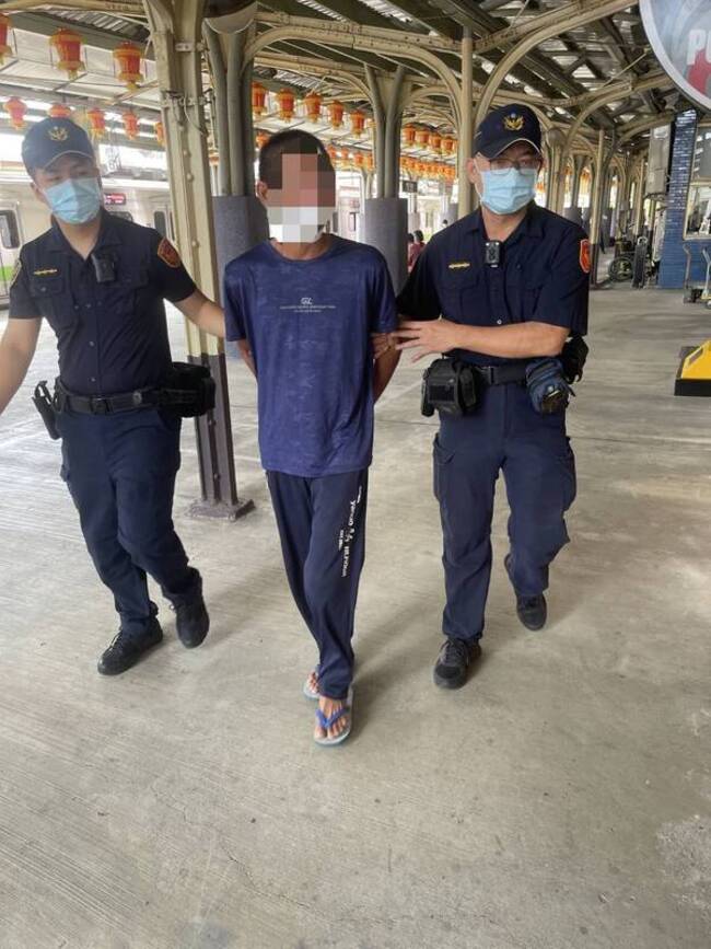 台中沙鹿街友酒後鬧事 持滅火器做勢攻擊遭警送辦 | 華視新聞