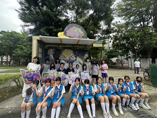 高雄光華國中公車亭設計競賽  學生創意登上街頭 | 華視新聞