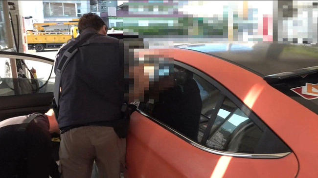 台中男開跑車趴趴走交易毒品  加油站遭警方逮獲 | 華視新聞