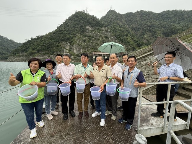穩定發電、維護生態　台電明潭水庫放流萬尾魚苗 | 華視新聞