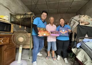 台中郵局400份月餅贈獨居長者　全成志工送到家