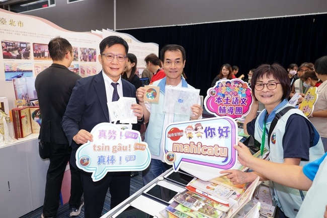 本土教育推展貢獻獎　8教師2學校獲殊榮 | 華視新聞