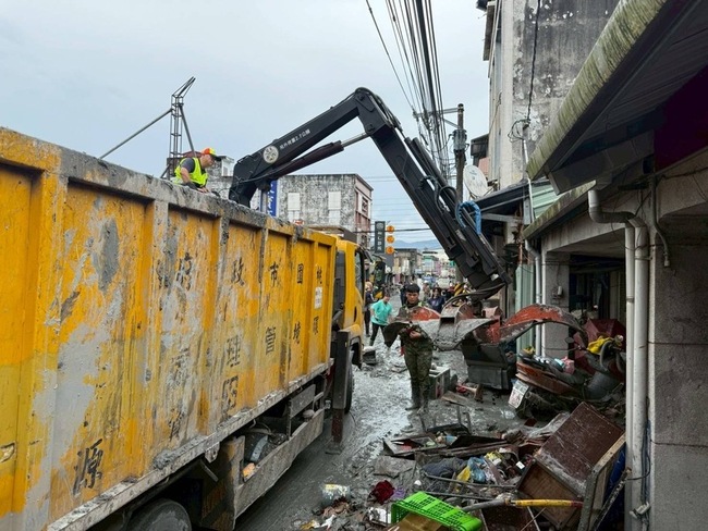 颱風樺加沙重創花蓮　桃園加派清泥專班支援 | 華視新聞