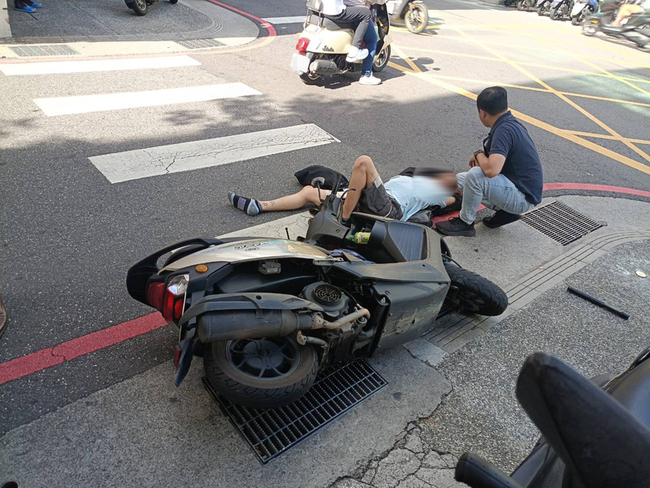 詐欺車手拒捕持電擊棒襲警　新北警民合力壓制 | 華視新聞