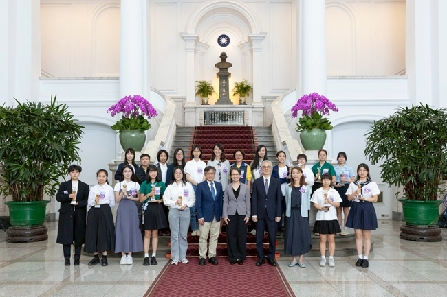 副總統接見女婕思獲獎團隊　勉應用新科技讓台灣更好 | 華視新聞