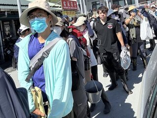 立委陳瑩連日救災  見同車旅客穿雨鞋助清淤好感動