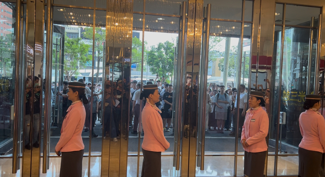 台中新光三越復業開門迎客  民眾蜂擁進場 | 華視新聞