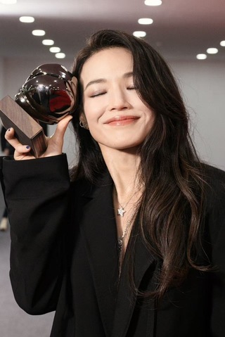 舒淇奪釜山影展導演獎  李遠為電影工作者打氣