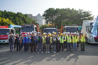 助花蓮災區掃街、搶修道路  中市建設局及環保局馳援