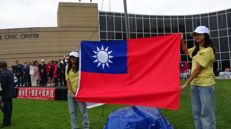 僑胞慶雙十  市府廣場升旗