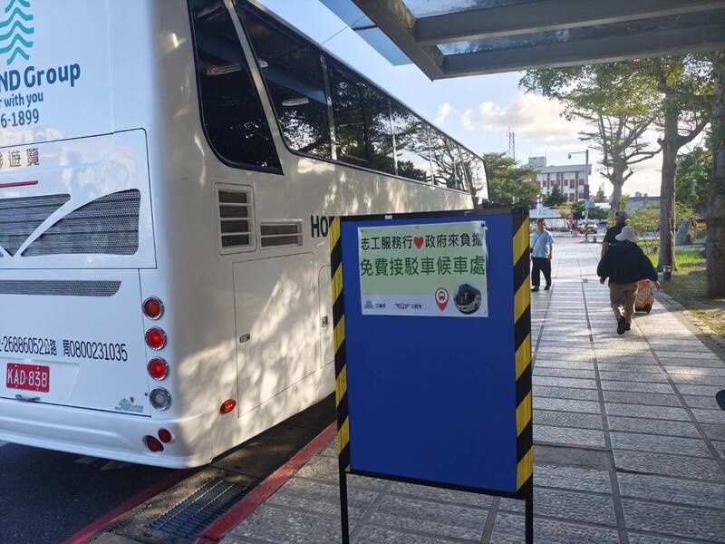協助花蓮災後復原　交通部大客車免費接駁志工