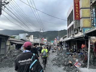 光復鄉湧「鏟子超人」　道路留給救災實施交管