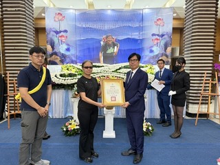 洪木生揹水上山創柴山奉茶隊　陳其邁感念頒褒揚令