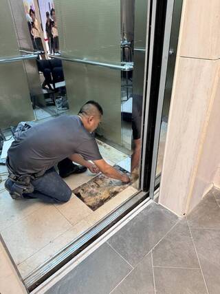 台中新光三越一電梯地磚破損　市府：修復才能使用
