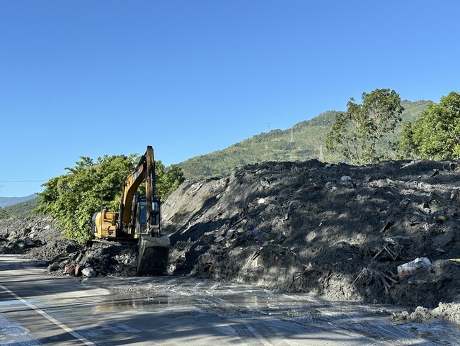 花蓮光復鄉街道滿是淤泥  大型器械深夜趕工清理 | 華視新聞