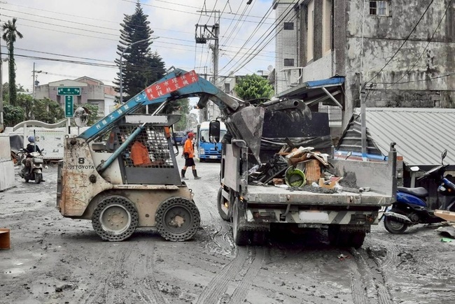 助光復鄉災後清運  新北環局支援鏟裝機卡車共20輛 | 華視新聞