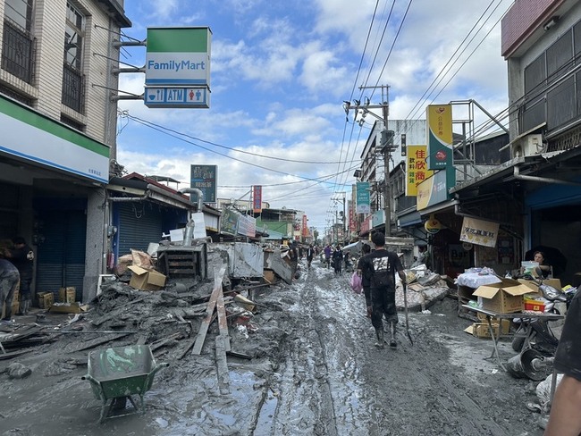 「鏟子超人」湧入光復鄉  卓揆感謝並要求做好照顧 | 華視新聞