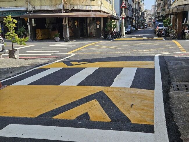 高雄鳳山區新設減速平台　避免無號誌車輛碰撞 | 華視新聞