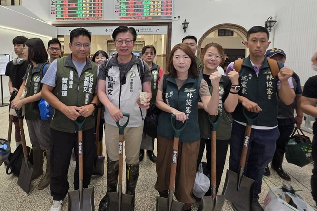 民進黨台南黨部志工隊赴花蓮  帶高壓清洗機助復原 | 華視新聞