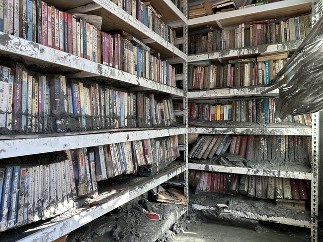 寫作中堰塞湖洪水沖入　作家赫恪作品3萬本藏書泡湯 | 華視新聞