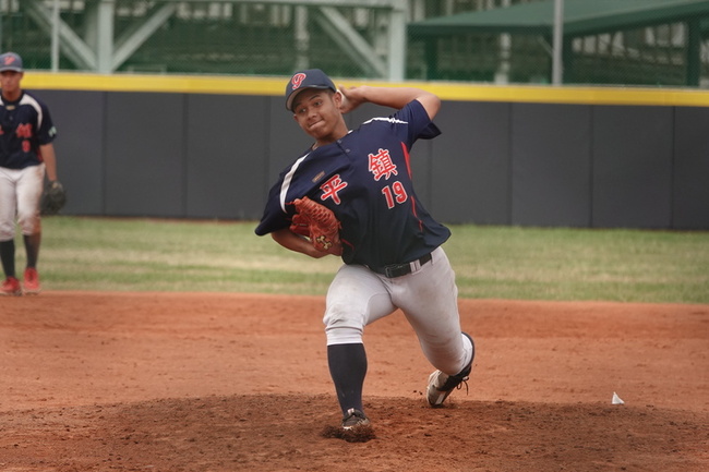 桃園盃高一胡冠威1球解滿壘危機　助平鎮A晉4強 | 華視新聞