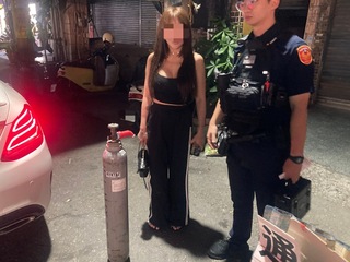 女撞2車釀4傷逃逸　中壢警30分鐘逮人搜出笑氣鋼瓶