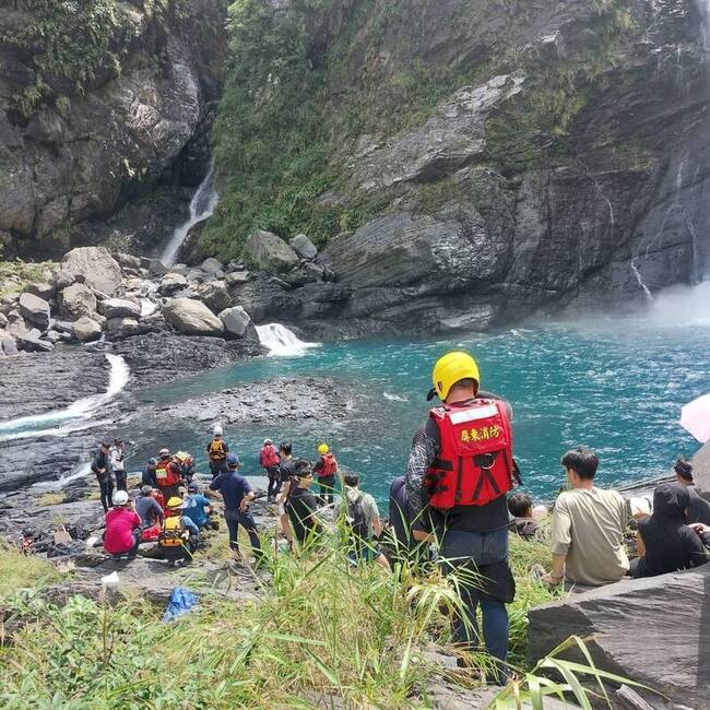 屏東沙拉灣瀑布溺水　1印尼籍男子救起無生命跡象 | 華視新聞