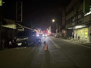 苗縣苑裡機車自撞違停車輛　騎士送醫不治