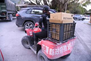 花蓮災區路難行  業者出動沙灘車載運便當物資