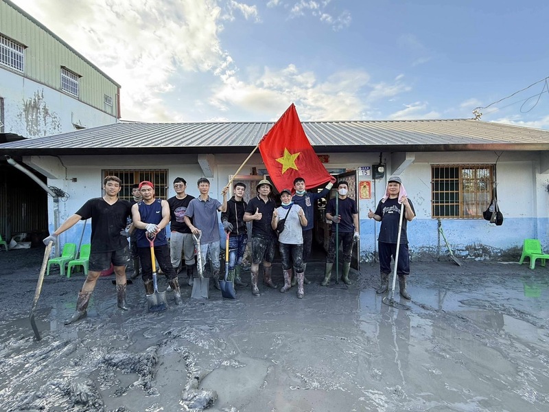 越南鏟子超人　扛著越南國旗災區合照