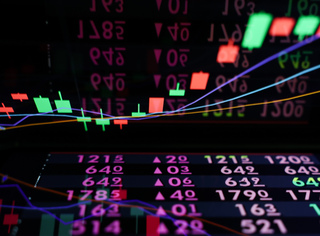 台股反彈上漲240點　9月月線上揚1587點