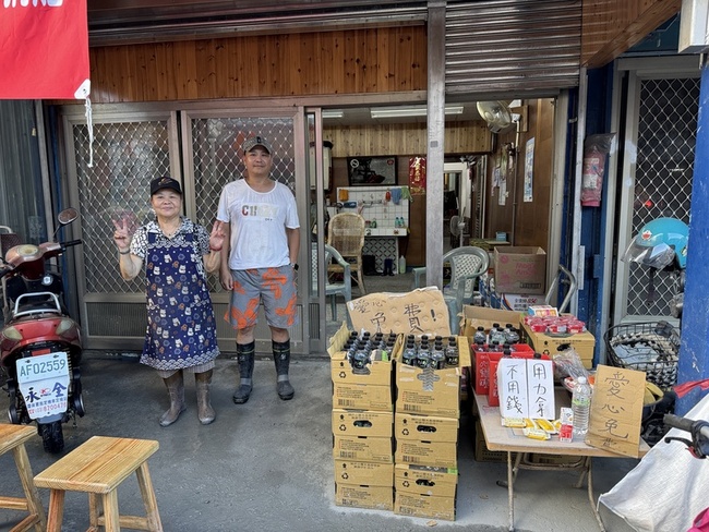 連假累積逾6萬人花蓮清淤　受災戶為鏟子超人洗雨鞋 | 華視新聞