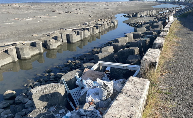 雲林箔子寮海堤遭棄廢棄物　五河分署調監視器查察 | 華視新聞