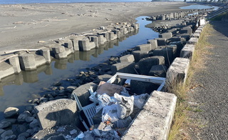 雲林箔子寮海堤遭棄廢棄物　五河分署調監視器查察