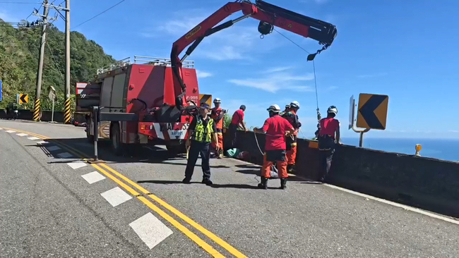 宜蘭台9丁疑自撞護欄墜崖　空拍見遺體卡草叢 | 華視新聞