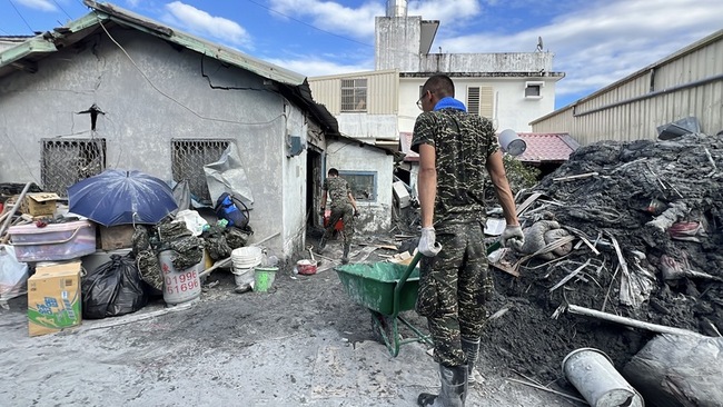 國軍專車奔花蓮光復災區　再投入千餘兵力支援 | 華視新聞