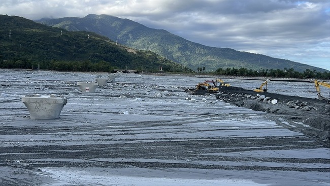 陳駿季：馬太鞍溪堰塞湖壩體仍不穩定　持續紅色警戒 | 華視新聞