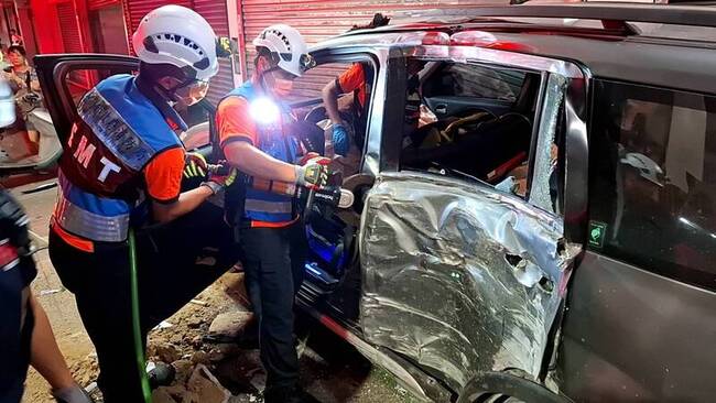 台南北區深夜2車碰撞衝進民宅　3人受傷送醫 | 華視新聞