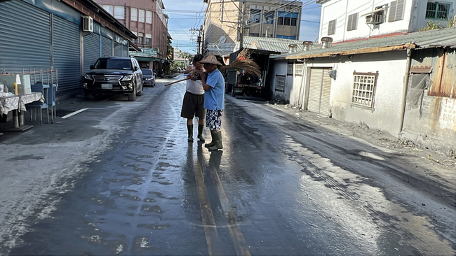 光復災區仍見志工湧入　雨鞋留給下一人成最美風景 | 華視新聞