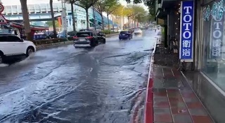 淡水自來水管破裂搶修中　路面溢水影響交通