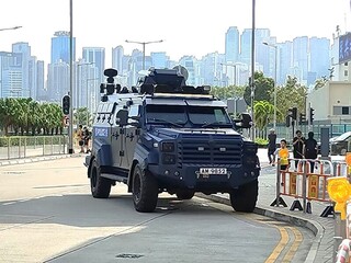 港府舉行十一國慶升旗禮  動用裝甲車戒備維穩